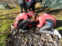 Noen Ilar jenter tenner opp bålet. Govvat/foto: Inga-Maja Jernsletten