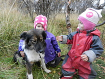 To jenter som koser med hunden Lady Govvat/Foto: Inga-Maja Jernsletten.