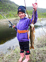 Jente med fiskelykke. Foto: Lena  Kristiansen 