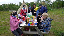 Flere som spiser frokost Govat/foto: Charles Petterson