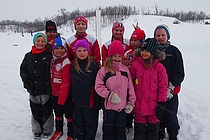 Et lite gruppebilde med noen av skiløperne fra Nesseby som deltok. Govvat/foto: Charles Petterson
