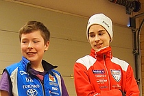 En fornøyd Abelsborg gutt til høyre mottar sin premie. Govvat/foto: Charles Petterson