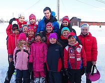 En fornøyd gjeng skiløpere fra Nesseby (og det er også en gutt som tuller  på dette bildet) Govvat/foto: Charles Petterson