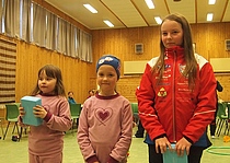 Det var tre jenter som hadde deltatt på alle skikarusellene/lysløyperennene, og de fikk en ekstra premie!  Govvat/foto: Charles Petterson