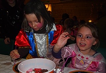 To fornøyde prinsesser som spiser godter, mye godter... Foto/govvat: Lena Kristiansen