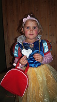 En liten prinsesse har funnet sin hjerterefleks.  Foto/govvat: Charles Petterson